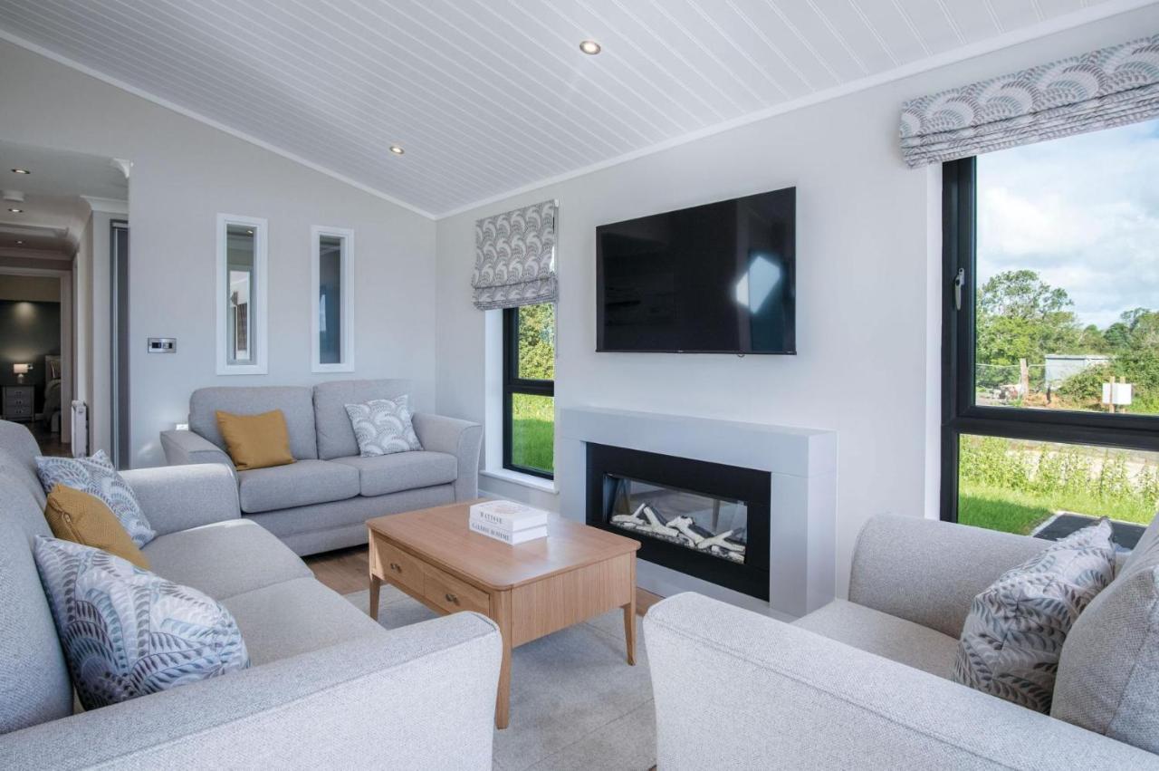 Swanlake Lodge - 3 Bedroom Holiday Home - Penally Exterior photo