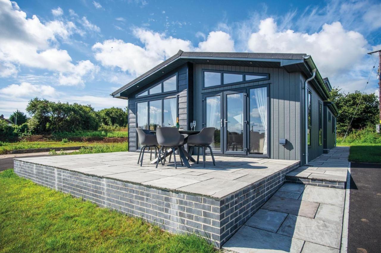 Swanlake Lodge - 3 Bedroom Holiday Home - Penally Exterior photo