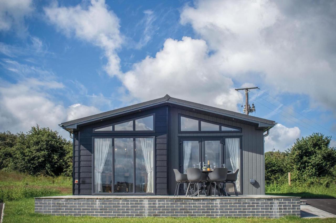 Swanlake Lodge - 3 Bedroom Holiday Home - Penally Exterior photo