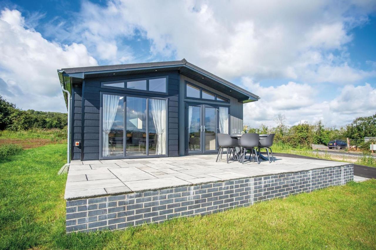 Swanlake Lodge - 3 Bedroom Holiday Home - Penally Exterior photo